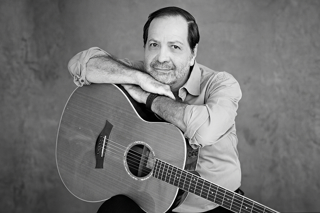 Martín Valverde con su guitarra