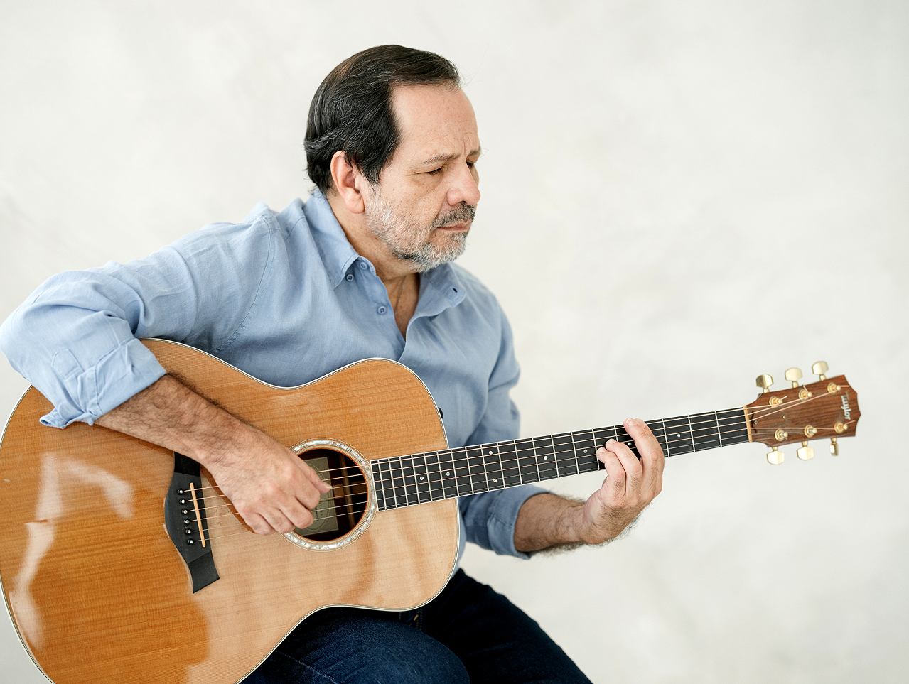 Martín Valverde tocando la guitarra