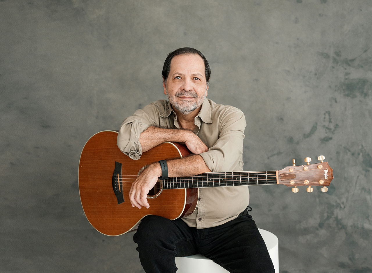 Martín Valverde con su guitarra